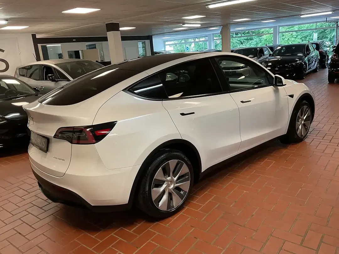 Tesla Model Y AWD Dual Motor Long Range - Thumbnail 11