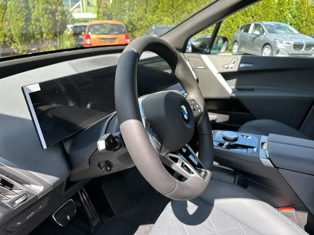 BMW iX xDrive M - Thumbnail 14