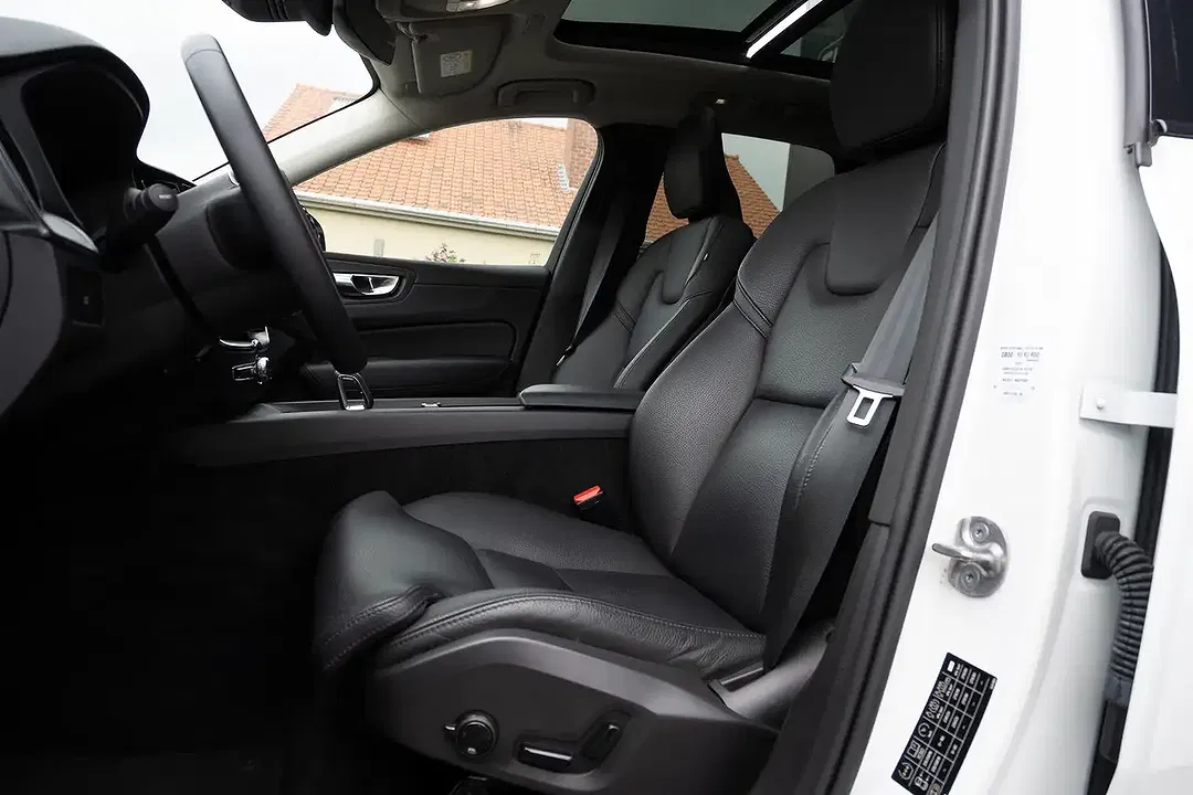 Volvo XC60 B4 2.0 MHEV Plus Dark - Thumbnail 10