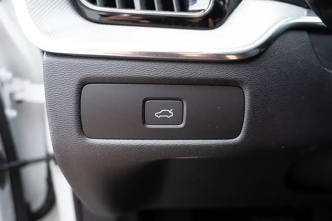 Volvo XC60 B4 2.0 MHEV Plus Dark - Thumbnail 12