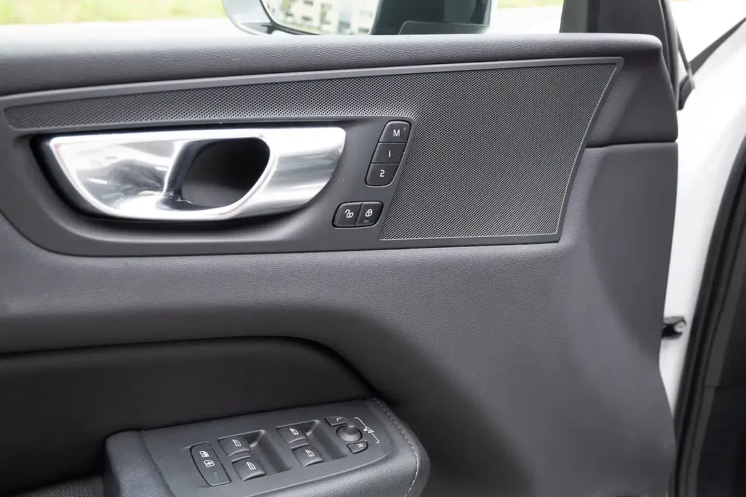 Volvo XC60 B4 2.0 MHEV Plus Dark - Thumbnail 13