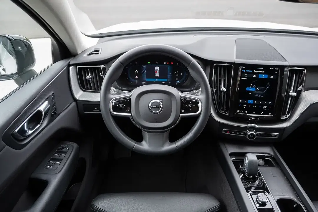 Volvo XC60 B4 2.0 MHEV Plus Dark - Thumbnail 16