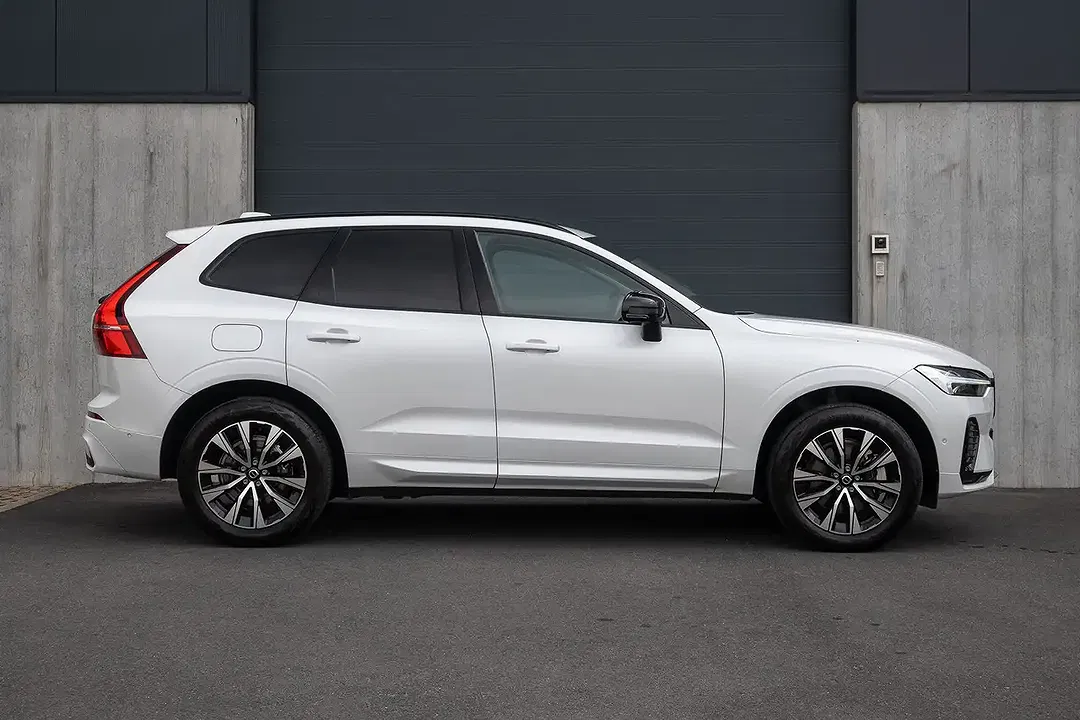 Volvo XC60 B4 2.0 MHEV Plus Dark - Thumbnail 2