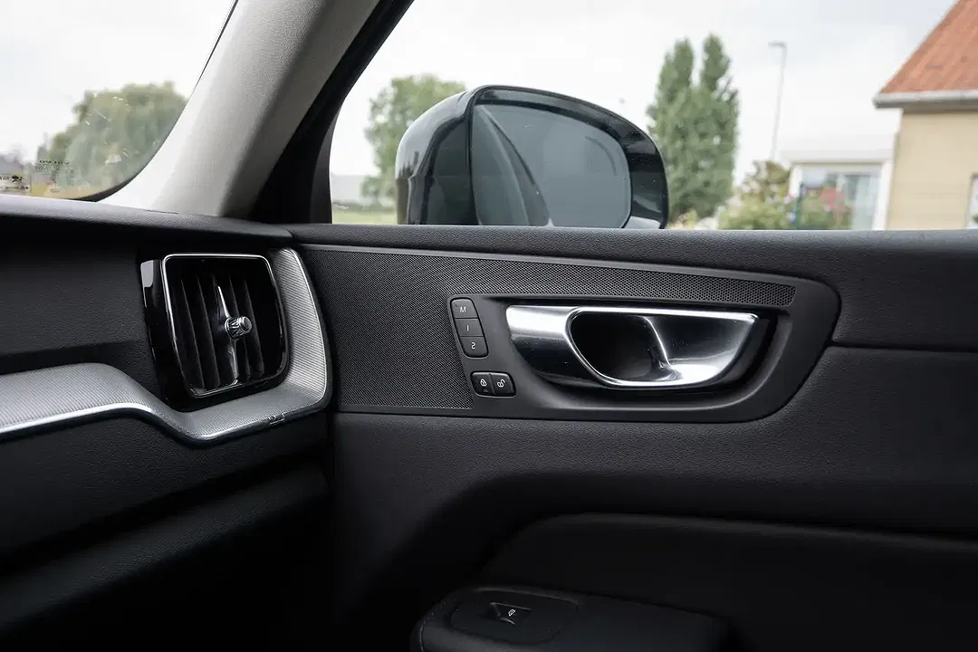 Volvo XC60 B4 2.0 MHEV Plus Dark - Thumbnail 28
