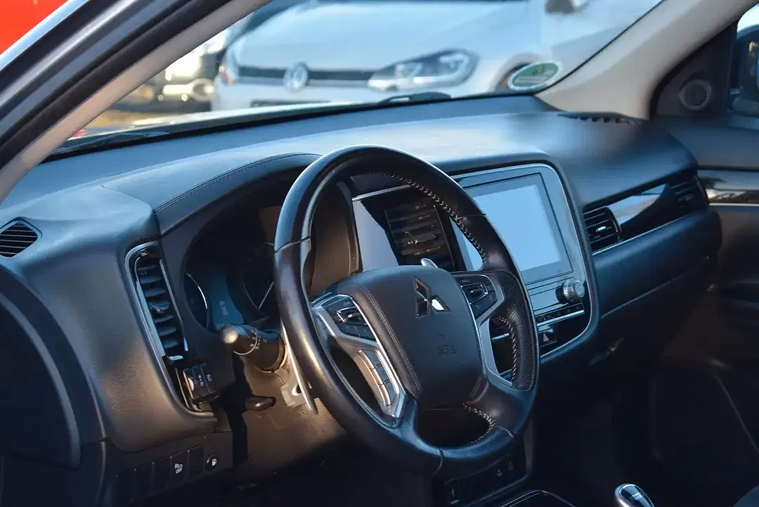 Mitsubishi Outlander PHEV 4WD Basis Spirit - Thumbnail 11