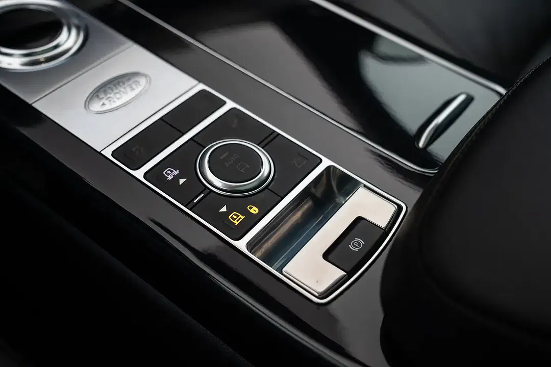Land Rover Range Rover P400e Vogue - Thumbnail 11