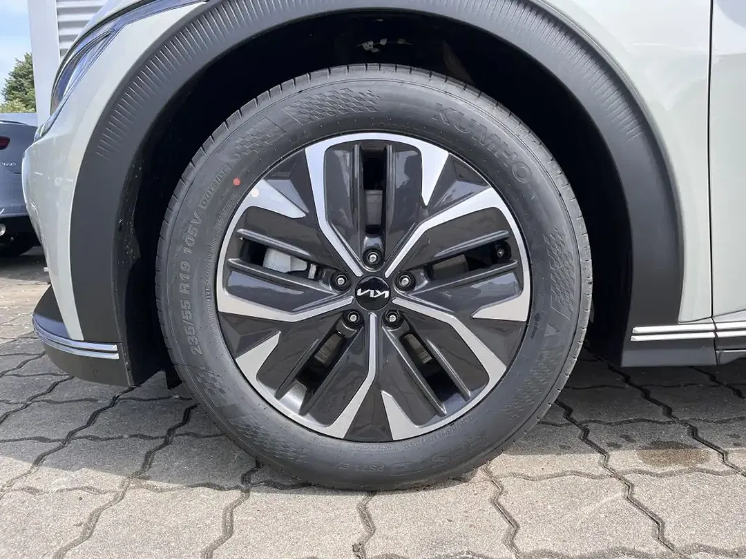 Kia EV6 - Thumbnail 7