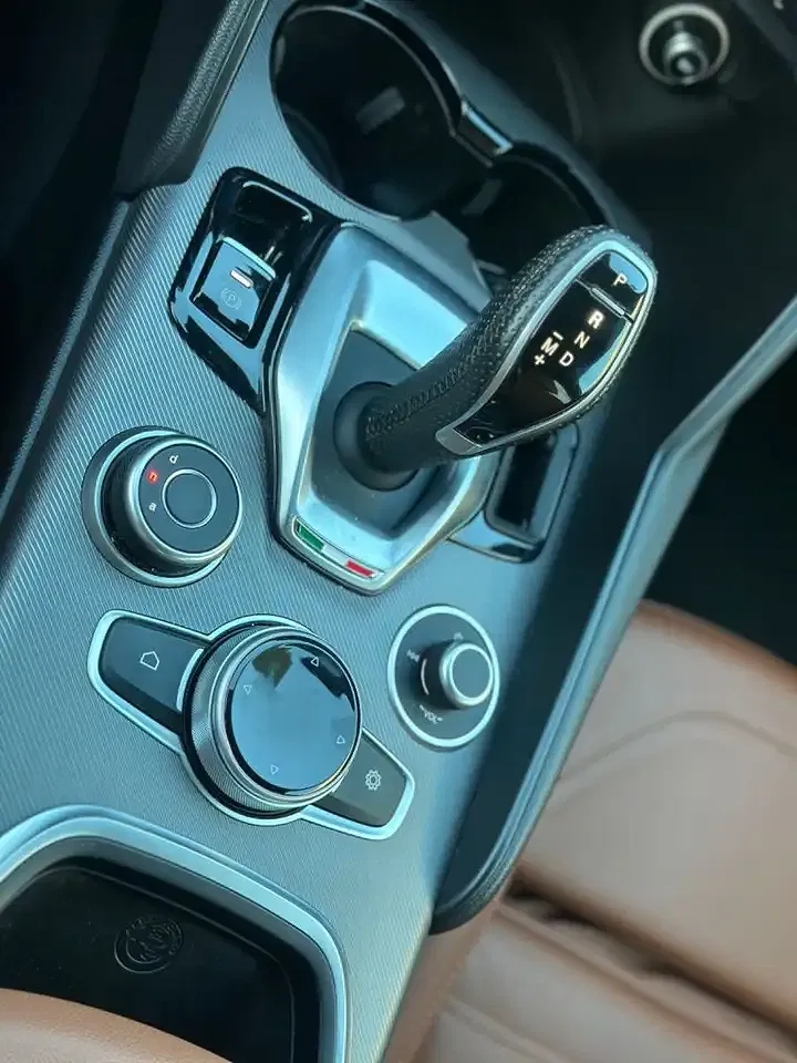 Alfa Romeo Giulia Q4 Performance Veloce - Thumbnail 5