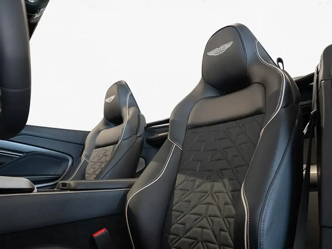 Aston Martin Vanquish Volante - Thumbnail 12