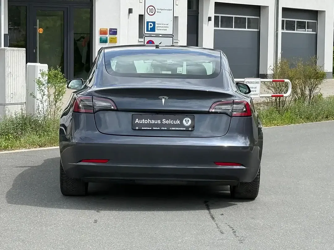 Tesla Model 3 RWD Plus Standard Range Plus - Thumbnail 3