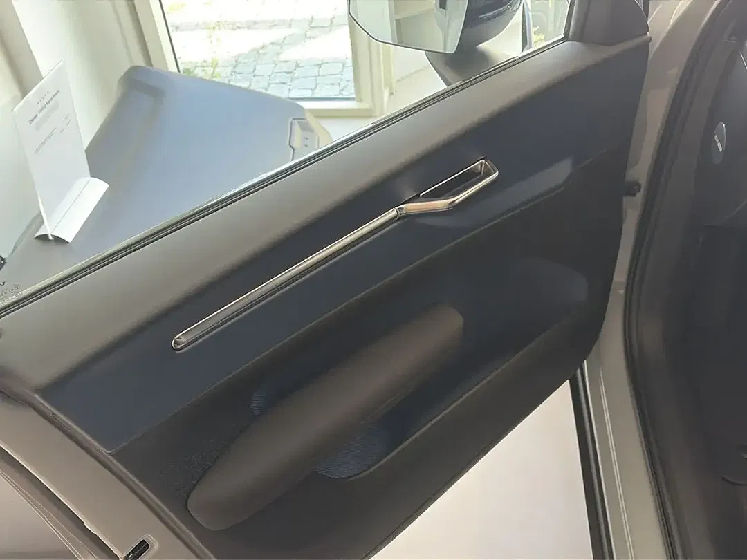 Volvo EX30 Plus - Thumbnail 9