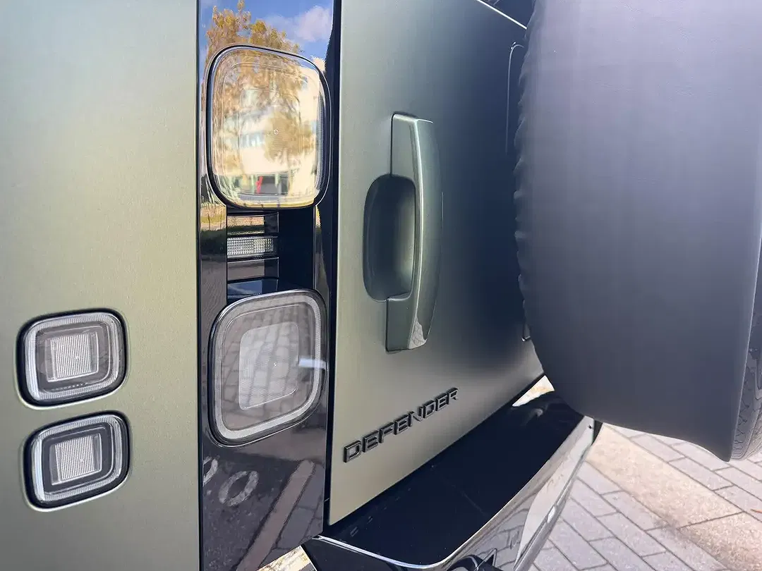Land Rover Defender P300e 4x4 110 X-Dynamic HSE - Thumbnail 9