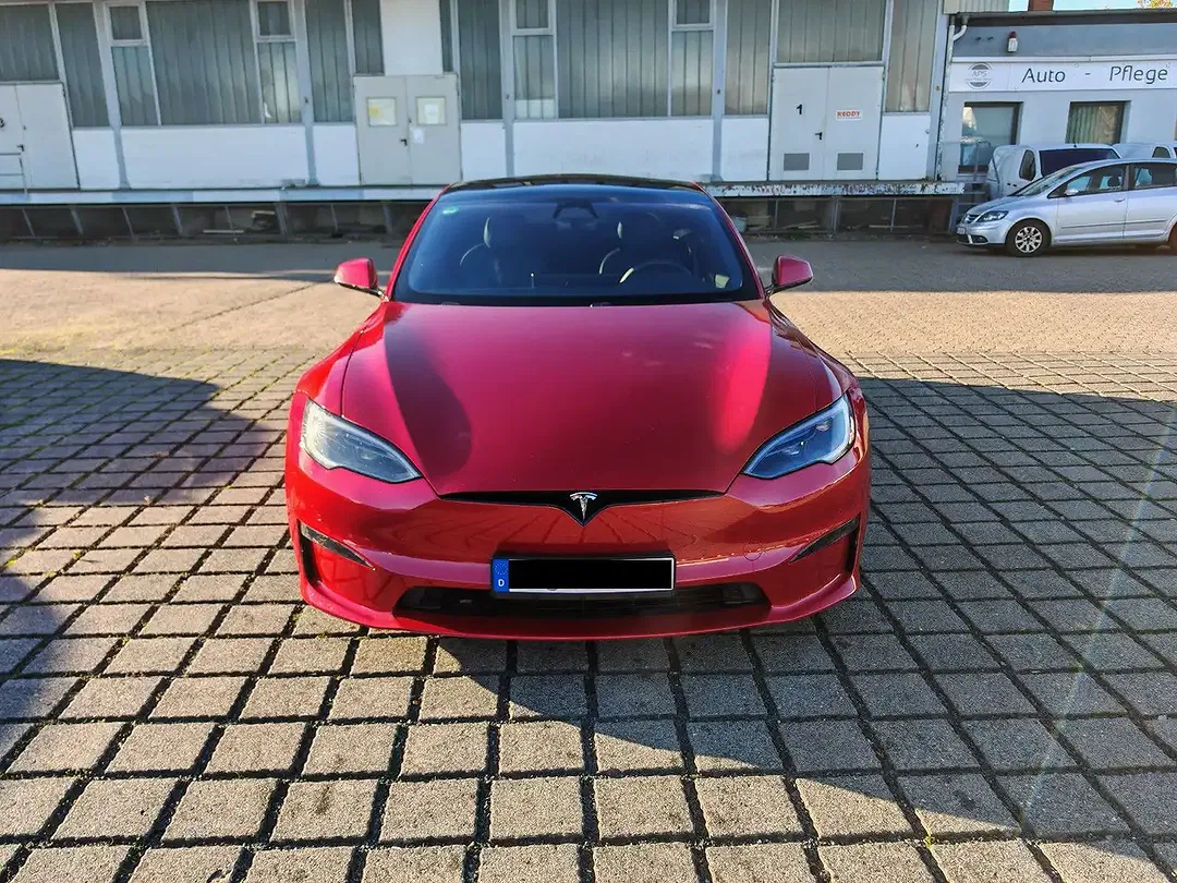 Tesla Model S - Thumbnail 10