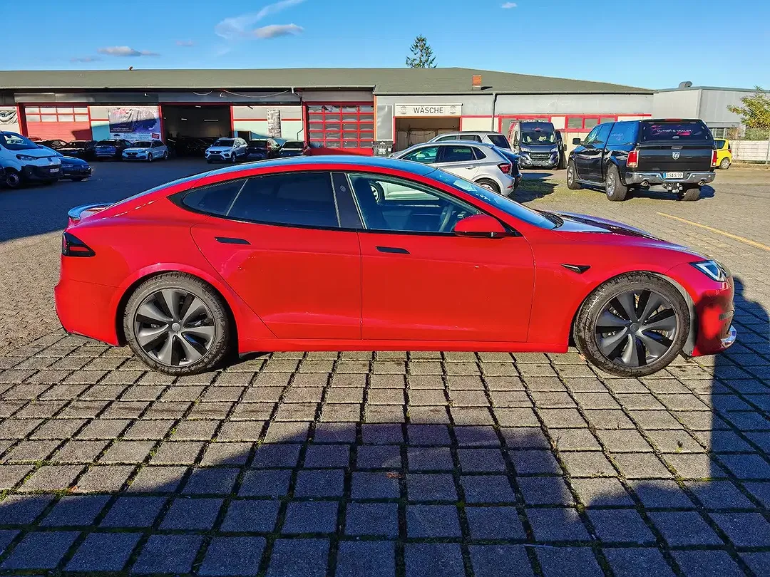 Tesla Model S - Thumbnail 11