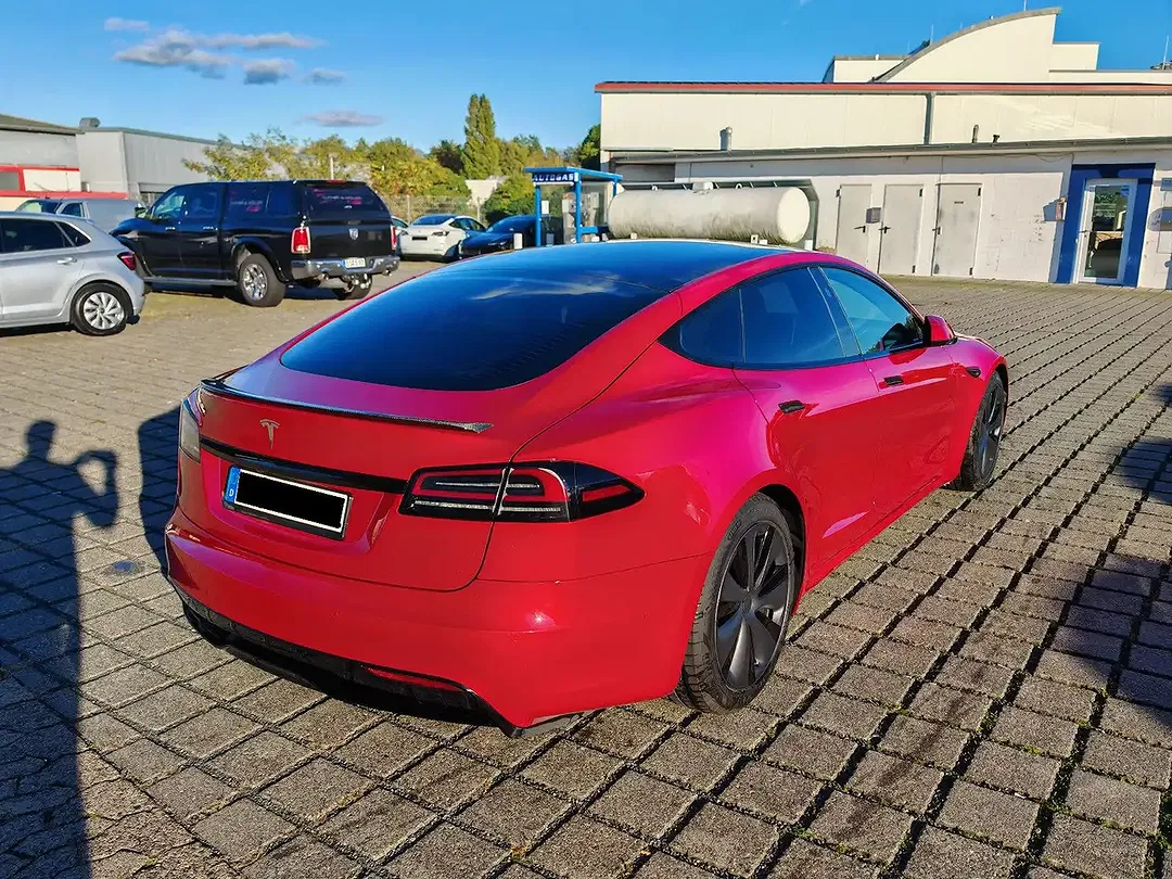 Tesla Model S - Thumbnail 12