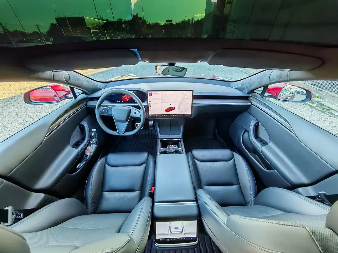 Tesla Model S - Thumbnail 3