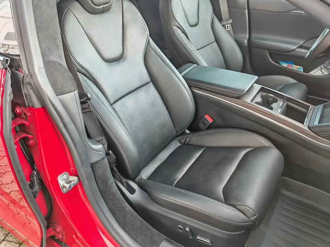 Tesla Model S - Thumbnail 6