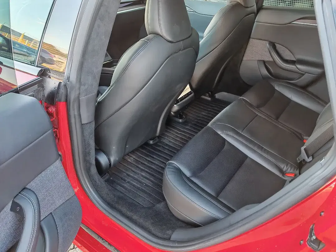 Tesla Model S - Thumbnail 7