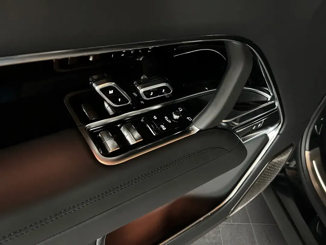 Land Rover Range Rover P550e Autobiography - Thumbnail 8