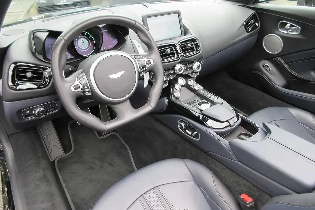 Aston Martin Vantage V8 Roadster - Thumbnail 9
