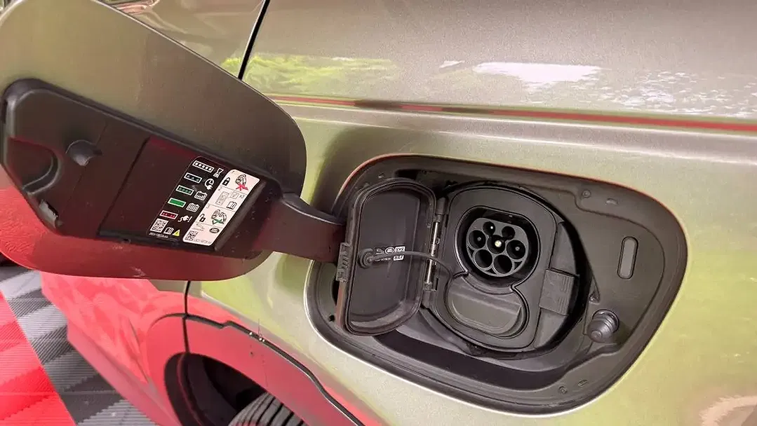Land Rover Discovery Sport P300e 4x4 Pro - Thumbnail 13