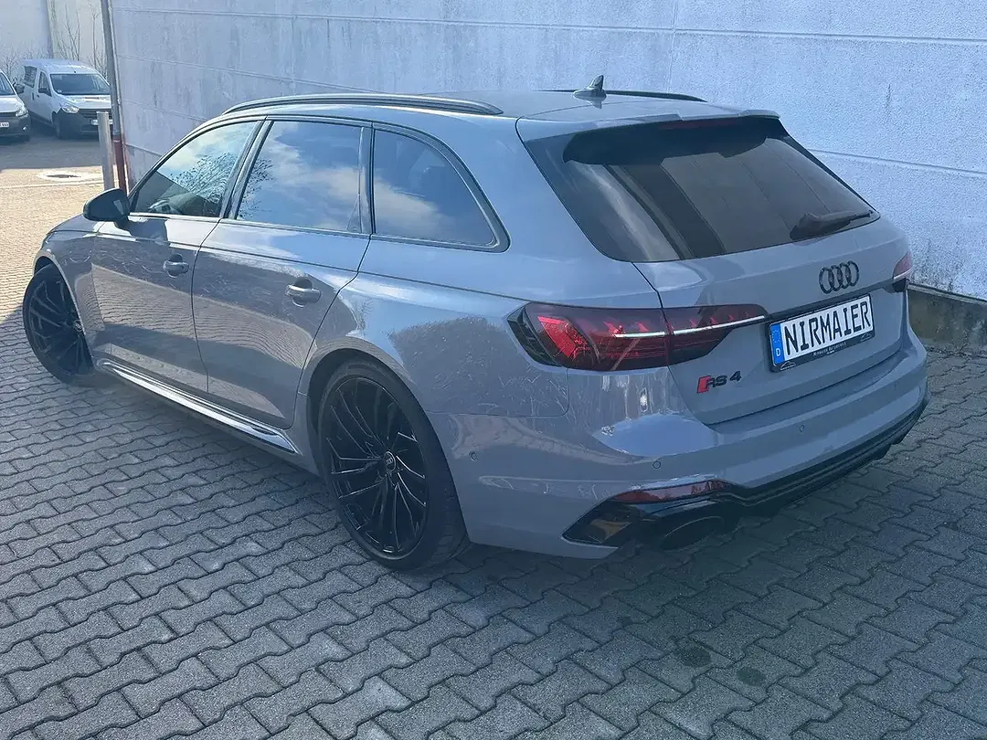 Audi RS4 - Thumbnail 4