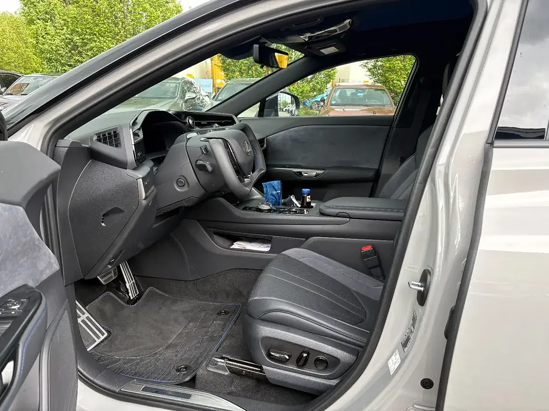 Lexus RZ DIRECT4 F SPORT - Thumbnail 4