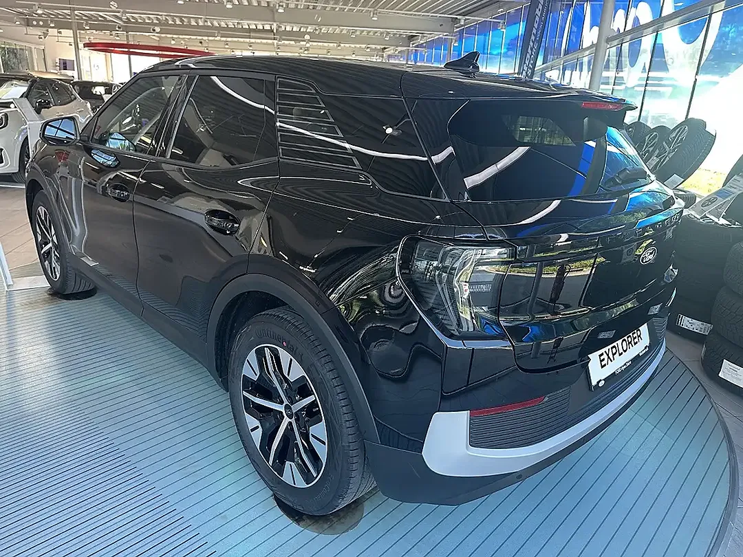 Ford Explorer Select - Thumbnail 3