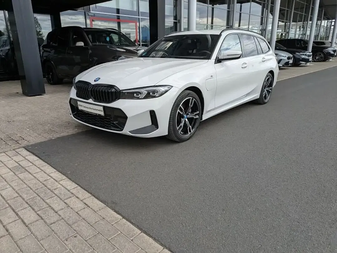 BMW 320 Touring M Sport - Thumbnail 2