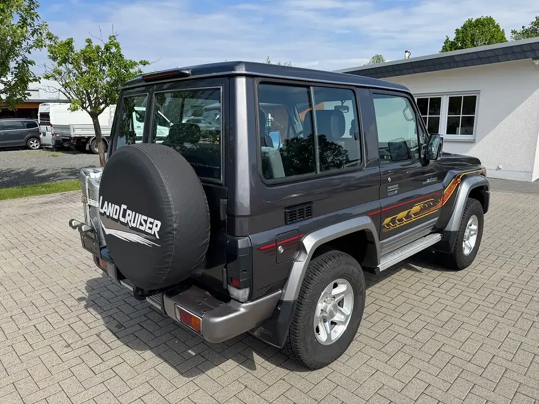 Toyota Land Cruiser - Thumbnail 3