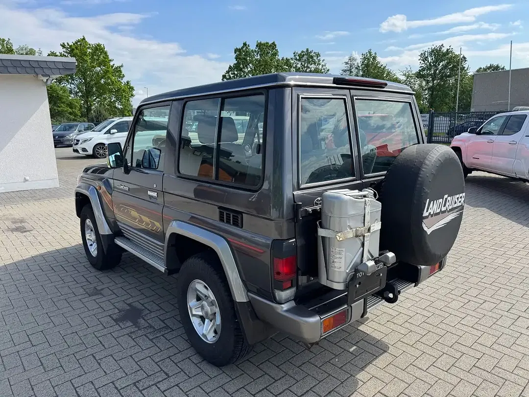 Toyota Land Cruiser - Thumbnail 4