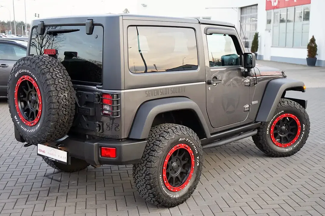 Jeep Wrangler 2.2 Unlimited Sahara - Thumbnail 4