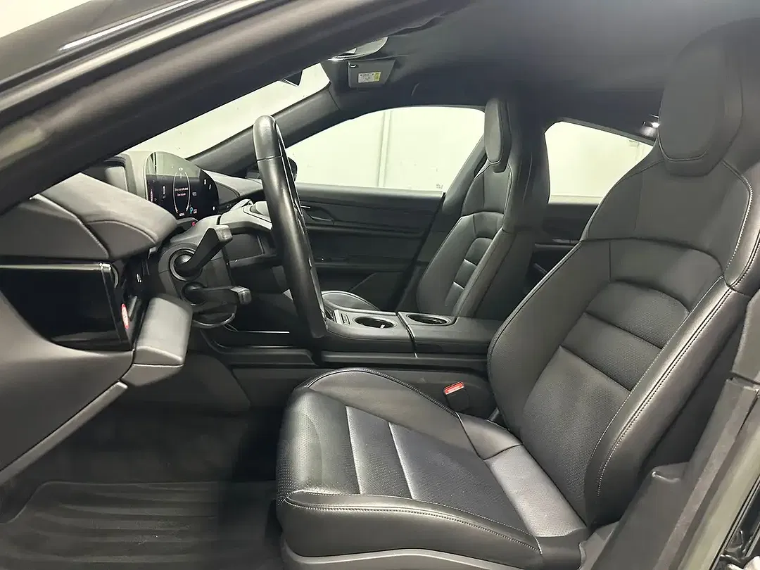 Porsche Taycan - Thumbnail 6