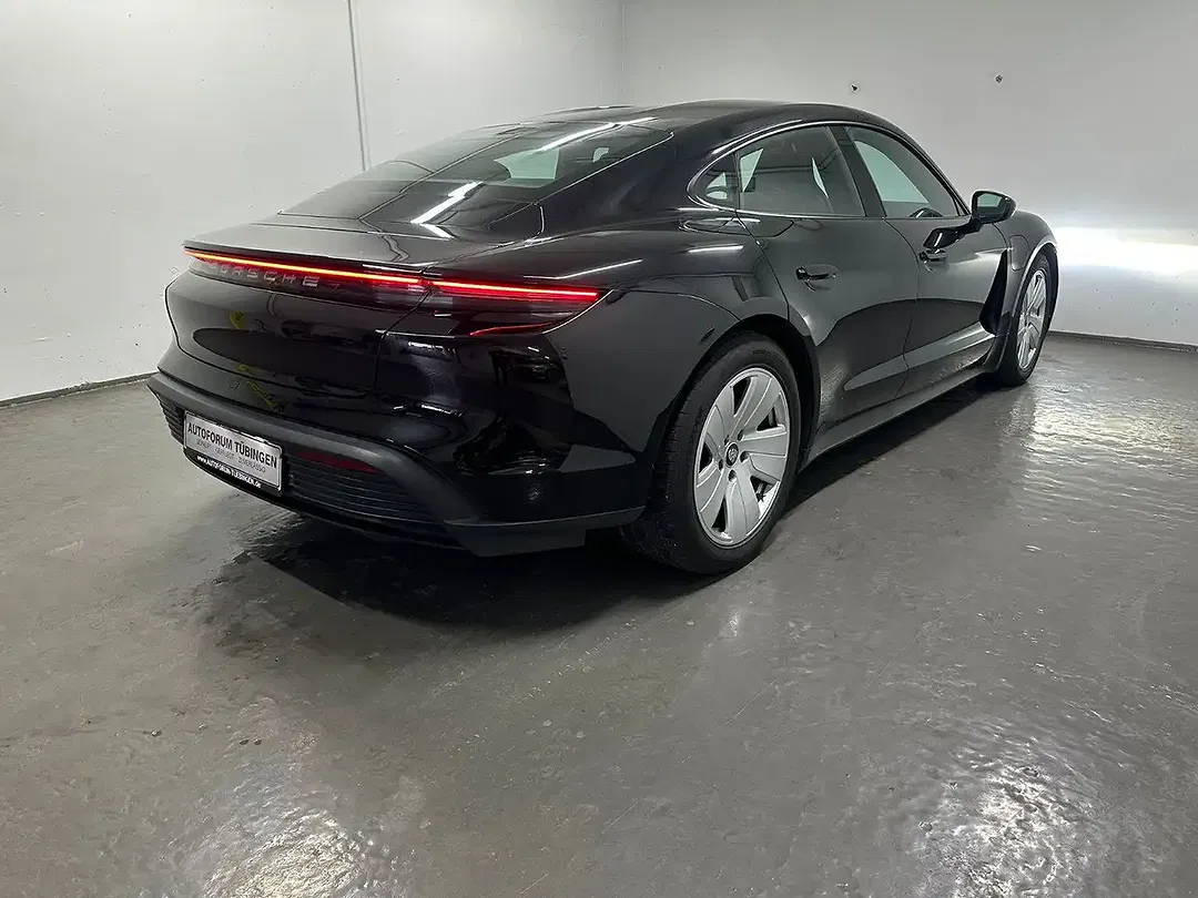 Porsche Taycan - Thumbnail 3