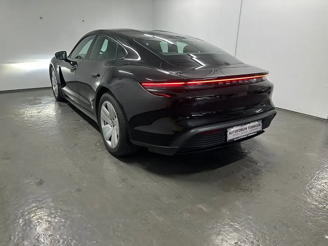Porsche Taycan - Thumbnail 4