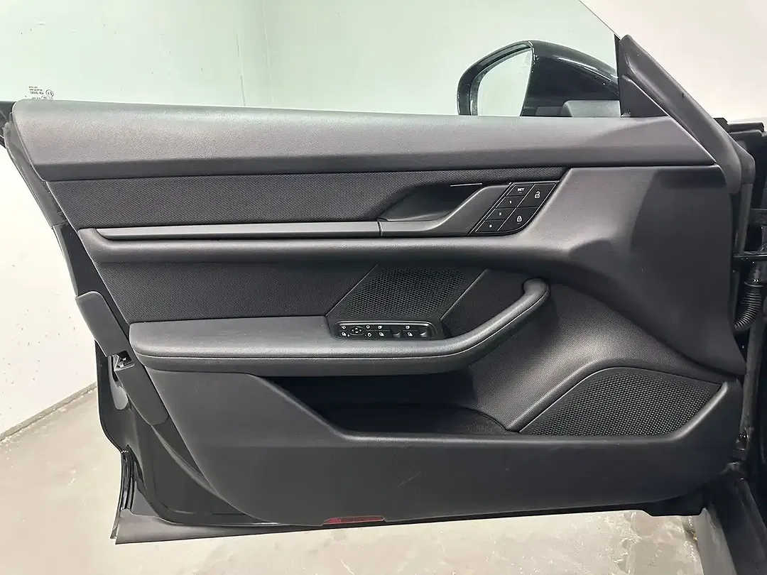 Porsche Taycan - Thumbnail 5