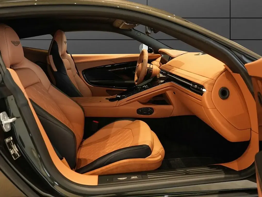 Aston Martin DB12 Coupe - foto 15