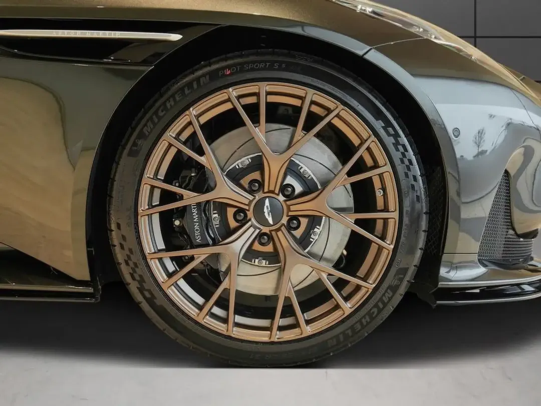 Aston Martin DB12 Coupe - Thumbnail 4