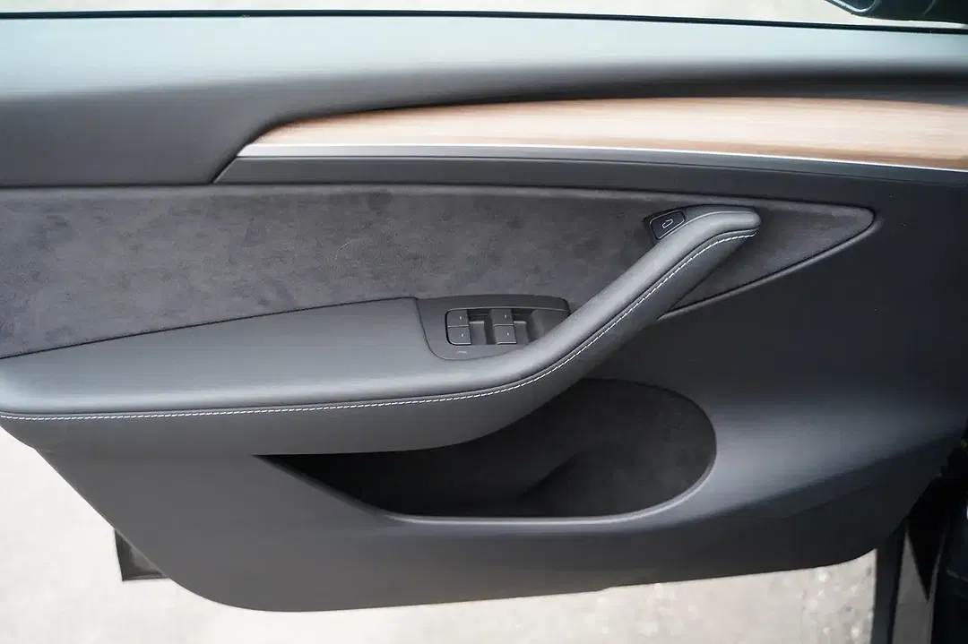 Tesla Model Y AWD Long Range - Thumbnail 11