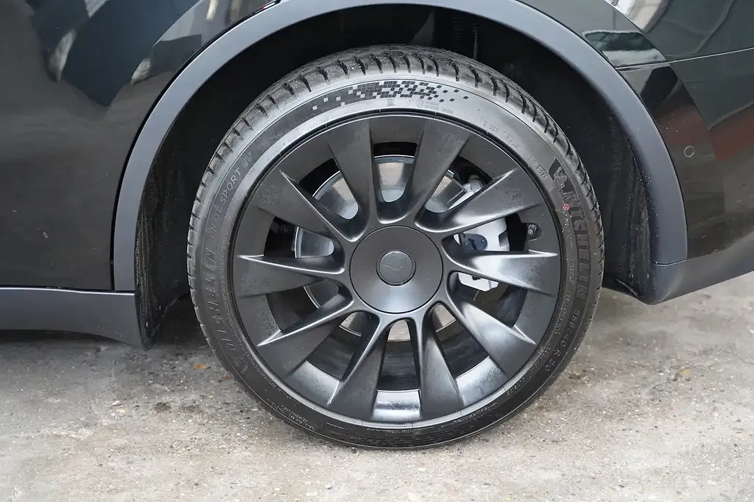 Tesla Model Y AWD Long Range - Thumbnail 13