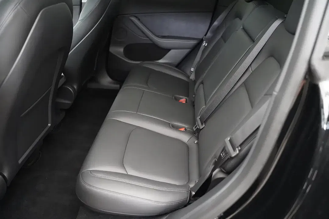 Tesla Model Y AWD Long Range - Thumbnail 8