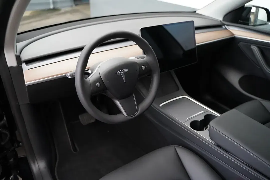 Tesla Model Y AWD Long Range - Thumbnail 9