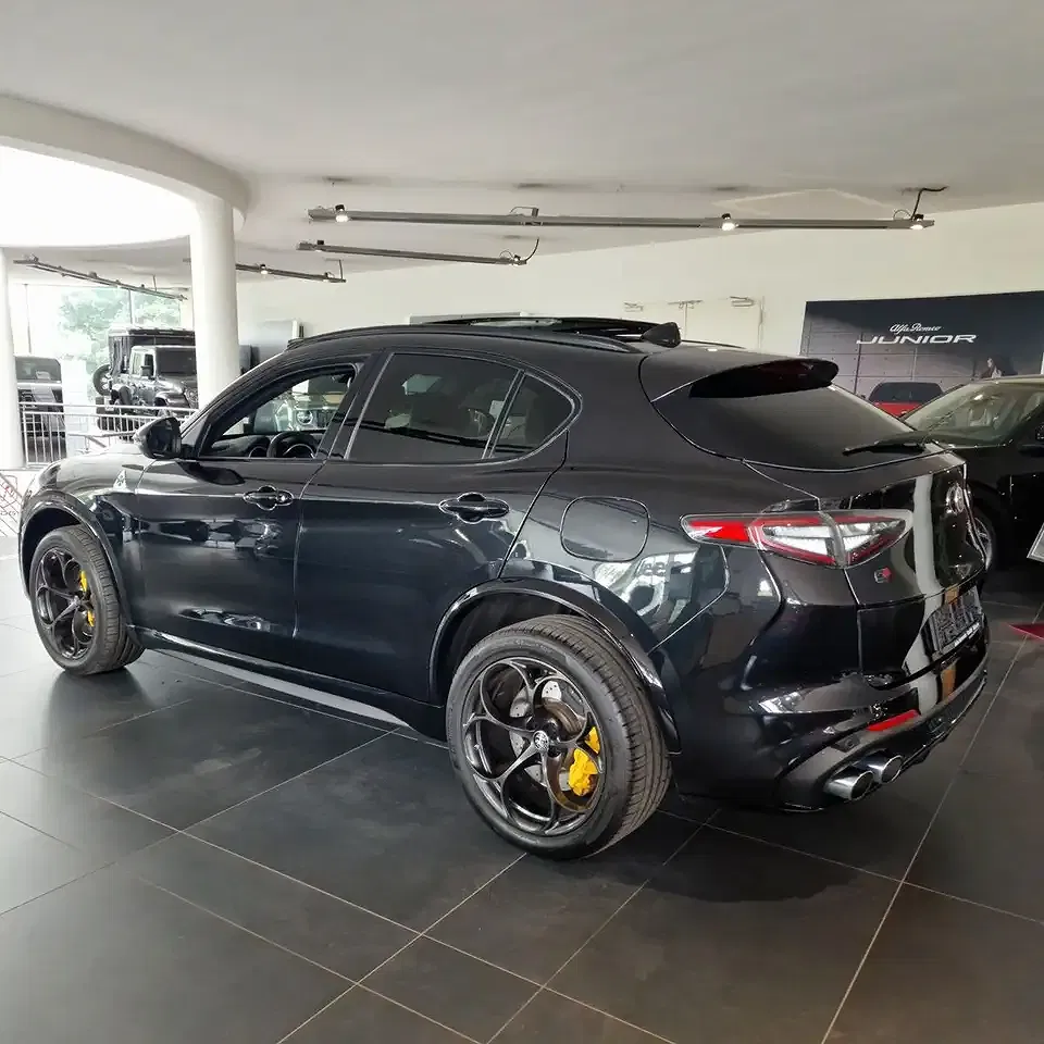 Alfa Romeo Stelvio Q4 Quadrifoglio - Thumbnail 4