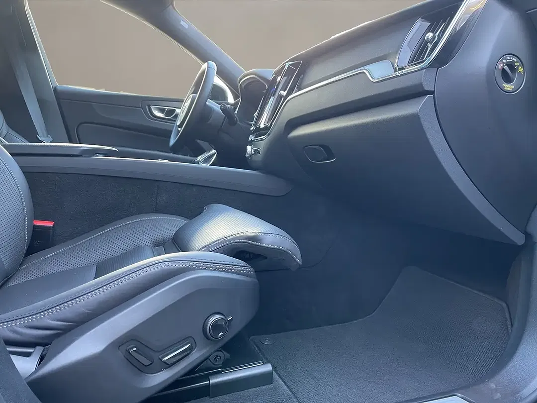 Volvo XC60 B5 Plus Black Edition - Thumbnail 13