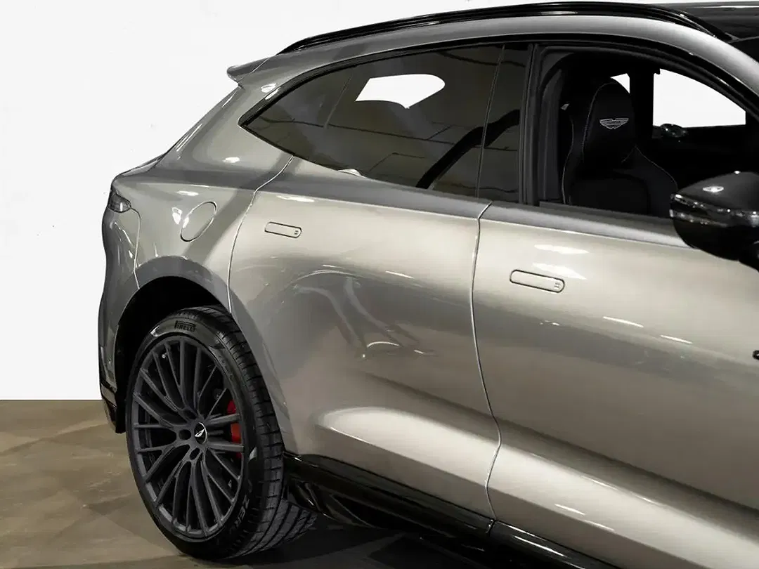 Aston Martin DBX 707 - foto 8