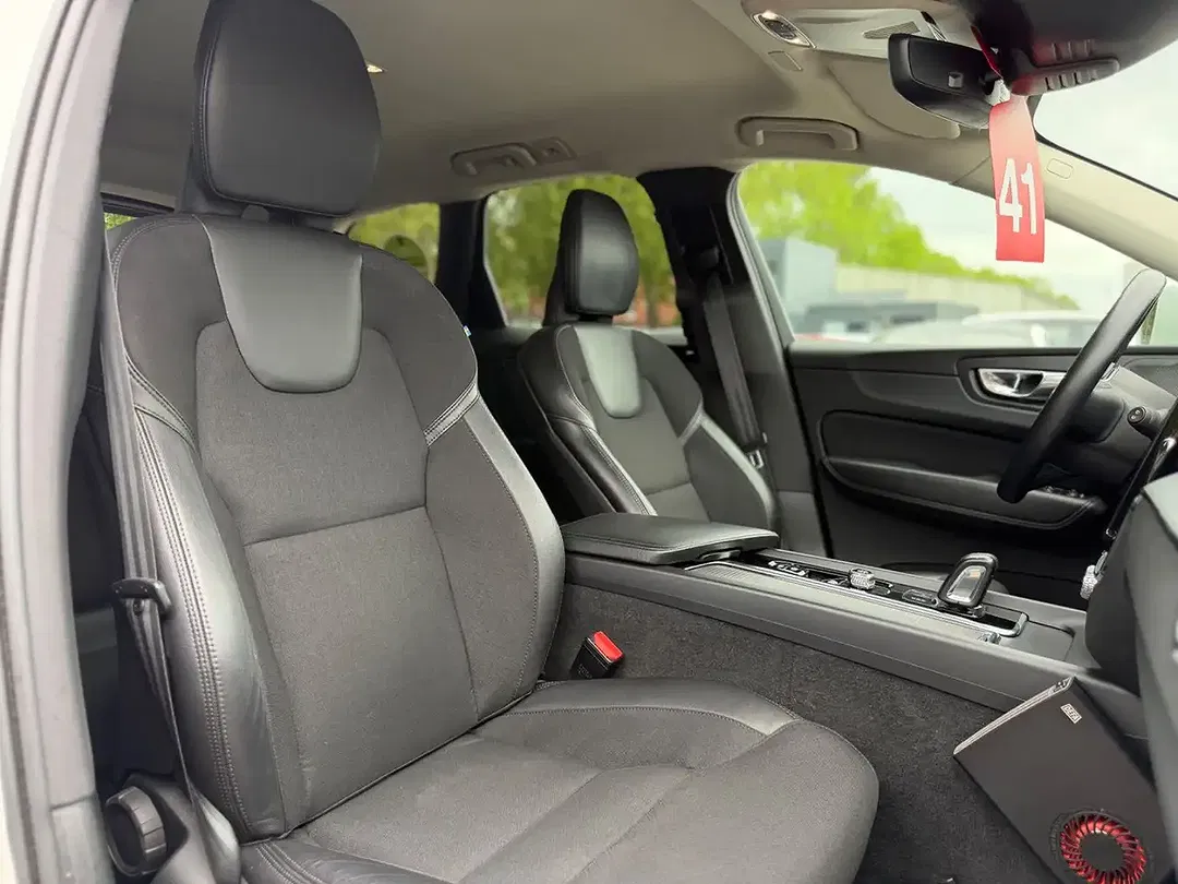 Volvo XC60 AWD Momentum Pro - foto 8