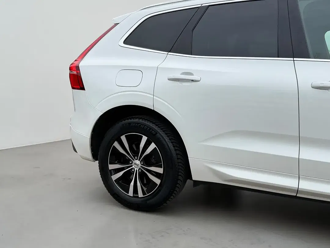 Volvo XC60 AWD Momentum Pro - Thumbnail 4