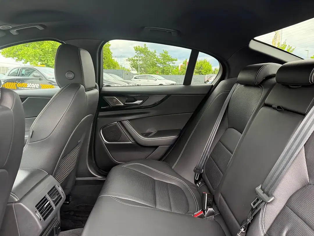 Jaguar XE D200 MHEV R-Dynamic Black S - Thumbnail 10