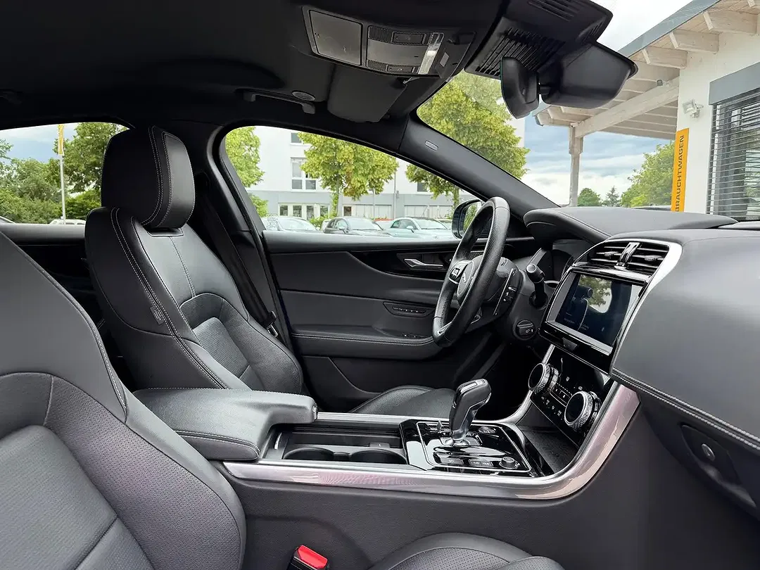 Jaguar XE D200 MHEV R-Dynamic Black S - Thumbnail 12