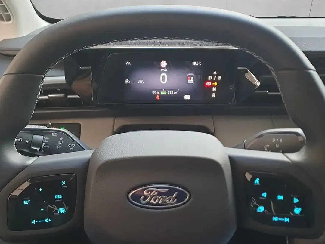Ford Explorer 4x4 - Thumbnail 9